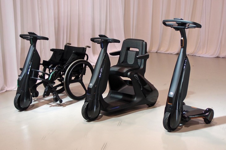 発表会では、“歩行”の領域をカバーする1人乗りのEVも3種類紹介された。写真左から、2021年に発売を予定している「車いす連結タイプ」（航続距離：約20km、充電時間：2.5時間）と、「座り乗りタイプ」（同約10km、同2時間）、そして2020年に発売予定の「立ち乗りタイプ」（同約14km、同2.5時間）。いずれも搭載バッテリーの交換は可能となっている。