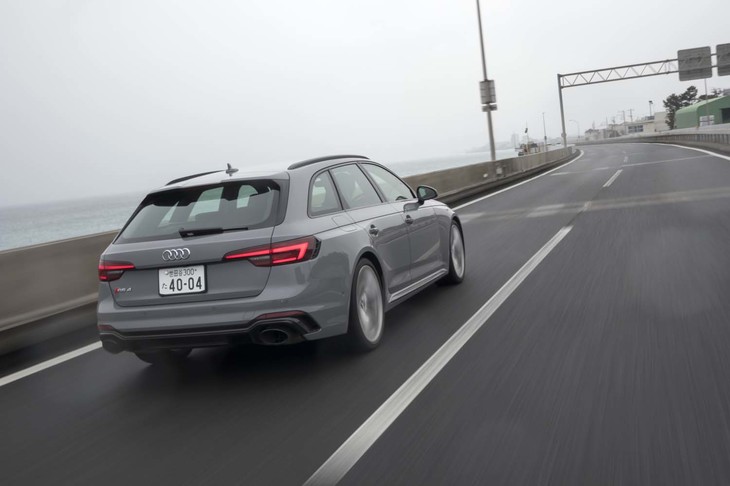 燃費は、カタログ上のJC08モード値で11.2km/リッター。今回の試乗では、高速道路を主体に250kmほどの距離を走行し、車載の燃費計で8.1km/リッターを記録した。