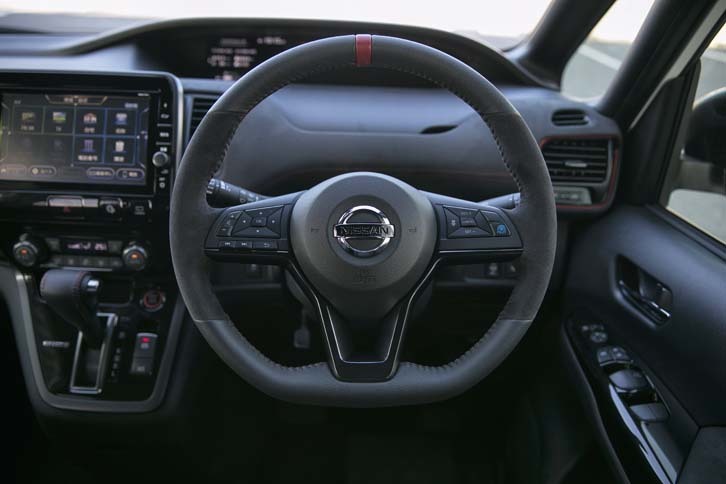 ステアリングホイールは本革とアルカンターラによる仕立て。0時の位置には赤いセンターマークが備わる。