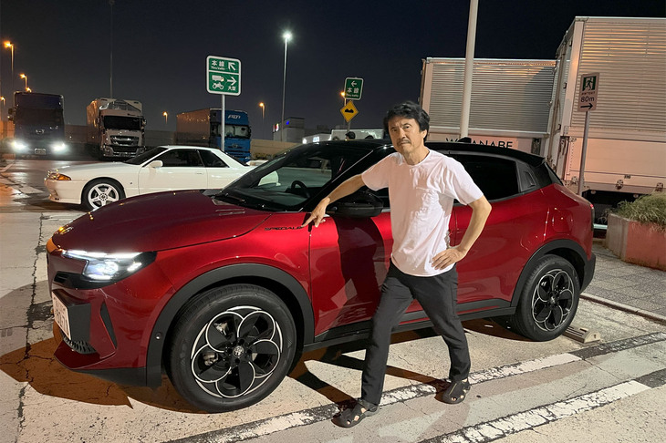 イタリア車らしい色気を発して輝いている「ジュニア」。今回試乗したローンチ記念の限定車「イブリダ スペチアーレ」は、サンルーフやマットブラック＆レッドインサートボディーキットなどを装備する特別仕立てで、価格は533万円となる。