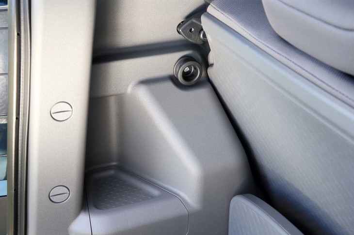 荷室には脱着式のマルチフック（写真中央）が2個備わる。オプションとしてさまざまな場所に追加することで使いかたも広がる。