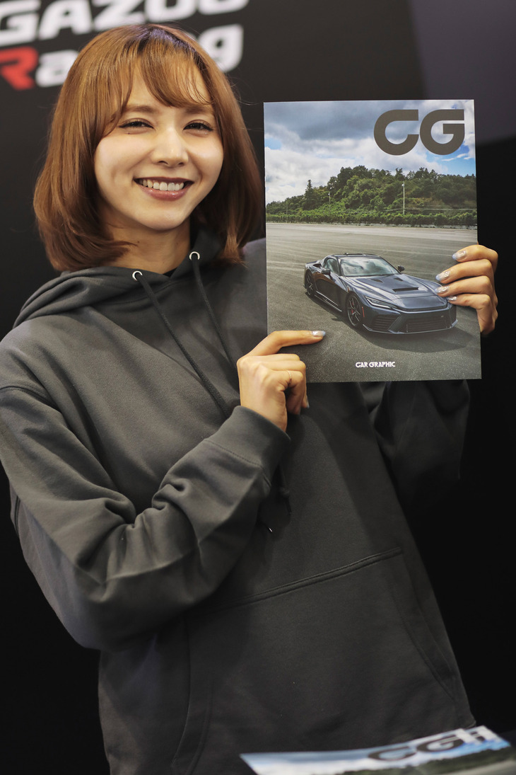 TOYOTA GAZOO Racingブースの瀬野ユリエさん