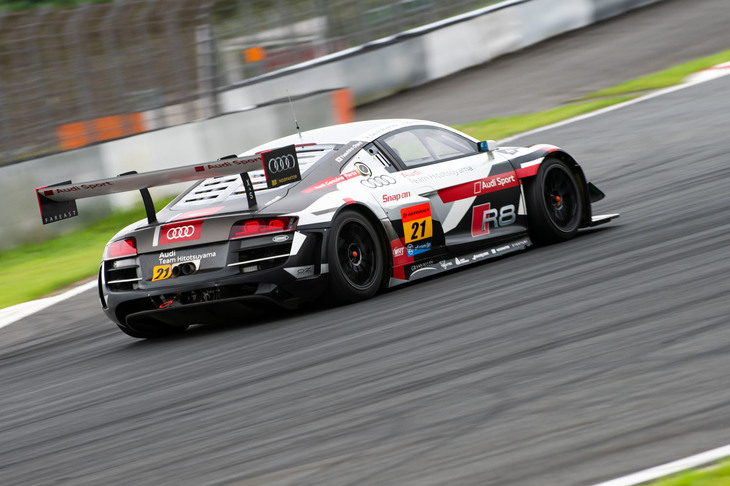 「R8 LMS」で左コーナーを行く（筆者は助手席）。乗れば乗るほどにミドシップレイアウトこそがレースカーにとっては理想的であると感じた。