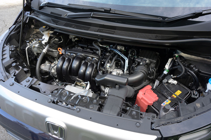 1.5リッター4気筒エンジンは最高出力118PS、最大トルク142N・mを発生。先代モデルと基本的に同じユニットだが、直噴からポート噴射に改められている。