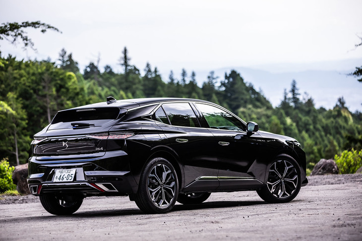 「DS 4リヴォリBlueHDi」のボディーサイズは全長×全幅×全高＝4415×1830×1495mm、ホイールベースは2680mm。車重は1470kgと発表されている。