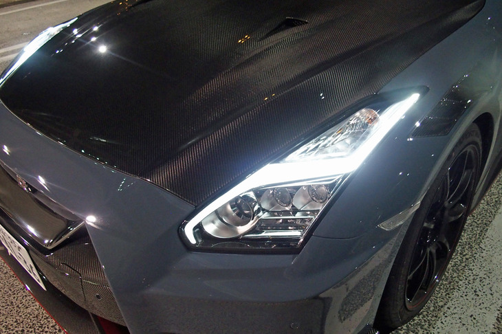 「GT-R NISMOスペシャルエディション」には、クリア塗装を施したカーボン製のNACAダクト付きエンジンフードが標準で装備される。