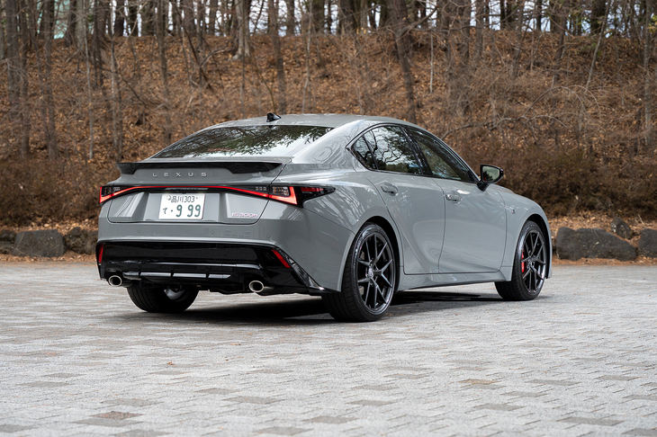 「後輪駆動用Nプラットフォーム」は2003年の12代目「トヨタ・クラウン」（ゼロクラウン）から使われる年代物。改良を重ねて採用し続けている。