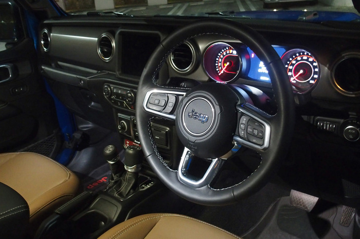 「グラディエーター」のインストゥルメントパネルは、基本的に現行型の「ラングラー」と同じデザイン。日本にはトップグレード「ルビコン」のみが導入されている。導入当初の車両本体価格は770万円だったが、現在は840万円に値上がりした。