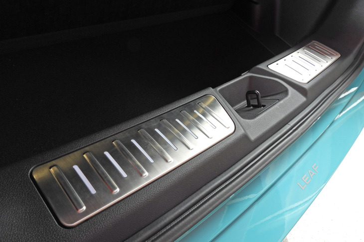 日産リーフB7 G用品装着車（イルミラゲッジスカッフプレート）