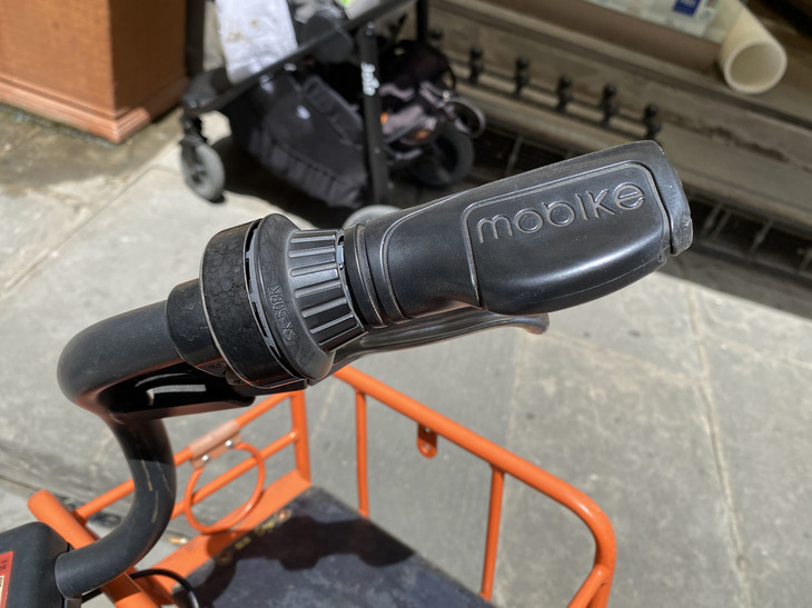 ハンドル部分。溝が刻まれた部分を前後に回転させるとベルが鳴ることに、しばらく気づかなかった。