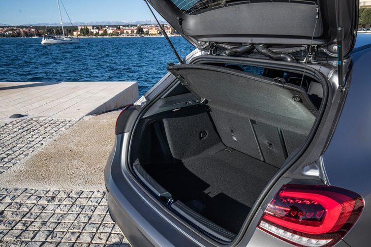 荷室容量は従来モデルより29リッター大きい370リッター。開口部の最大幅を20cm広げることで、積載性も向上している。