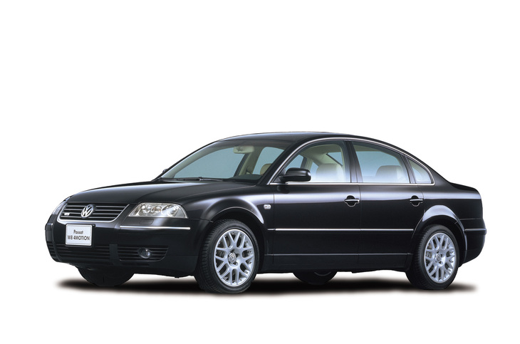 2001年「フォルクスワーゲン・パサートW8 4MOTION」。V4を2基組み合わせた感じの4リッターW8 DOHCエンジンを積み、駆動方式はフルタイム4WD。