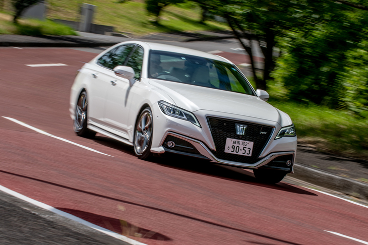 新型「クラウン」は、あらゆる路面でフラットな乗り心地を実現するべく、ドイツ・ニュルブルクリンクの北コースでテスト走行が重ねられてきた。