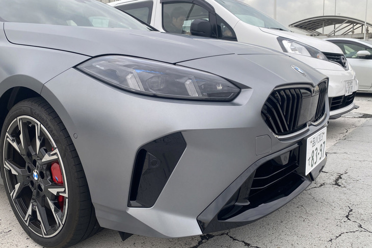 けれん味のない最新「1シリーズ」の切れ長ヘッドランプ。車速やステアリングのアングルに応じて照射範囲を自動で調整する「アダプティブLEDヘッドライト」が内蔵されている。