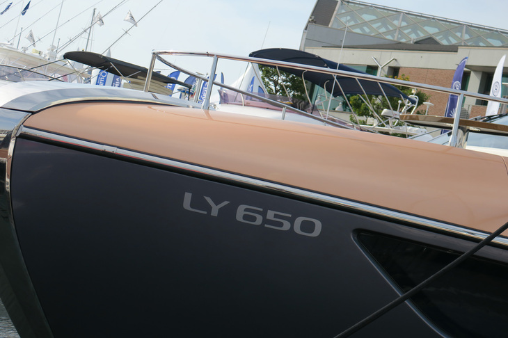 レクサスLY650（「LY650」ロゴ）