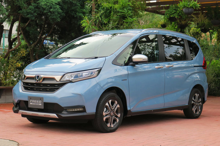 ホンダ・フリード ハイブリッド クロスター（4WD）（エクステリア）