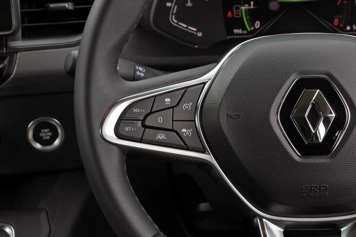 最新のモデルだけに運転支援システムは充実。自動緊急ブレーキはもちろん、ストップ＆ゴー機能付きのアダプティブクルーズコントロールにレーンセンタリングアシスト、交通標識の認識機能などが搭載されている。