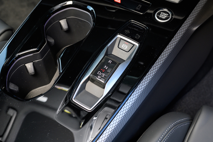 シフトセレクターは消しゴムくらいのコンパクトサイズ。指先だけで直感的に操作できる。