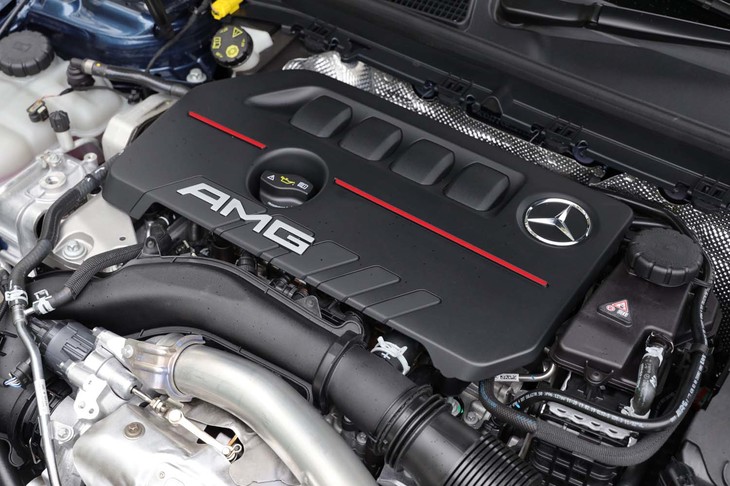 「AMG A35 4MATIC」に搭載される2リッター直4ターボエンジン「M260」は最高出力306PS、最大トルク400N・mという実力。「AMGスピードシフトDCT」と呼ばれる7段DCTが組み合わされる。
