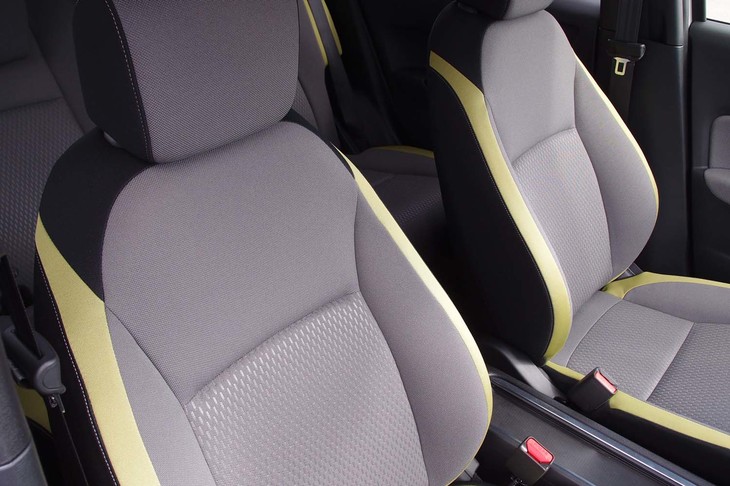 色や素材に遊び心が感じられるシート。写真はスポーティーな「ネス」グレードのもの。