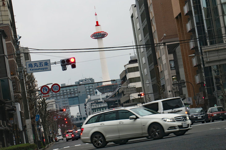 烏丸五条の交差点より眺める京都タワー。京都駅前のシンボルらしいが、その意匠は個人的に「？」だった。