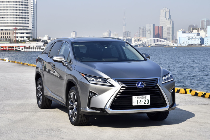 「RX450hL」では、1列目から3列目へとシートのアイポイントを徐々に高くする“シアタースタイル”が採用されている。その結果、どのシートからも開放感が得られるとうたわれているが……。