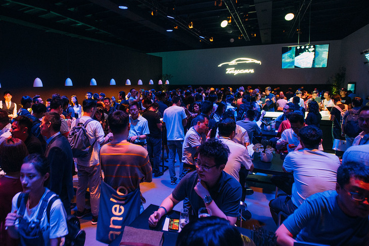 中国メディアから約380人、日本から8人、さらに韓国、台湾、東南アジアから数人ずつと約400人の報道陣が招待された。今の中国と日本とでは市場価値に圧倒的な差があることを感じさせられる。