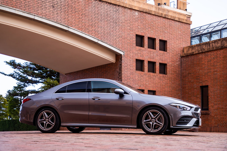 ボディーのスリーサイズは全長×全幅×全高＝4695×1830×1430mm、ホイールベース＝2730mm。車重は1590kgと発表されている。