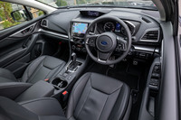 インテリアの基本デザインは従来型と同様だが、パネル部分などでパーツ表面の仕上げを見直し、ドアからダッシュボードへの連続感を演出したという。