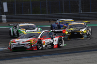 激しいバトルが展開されたGT300クラス。写真手前のNo.31 TOYOTA PRIUS apr GT（嵯峨宏紀／平手晃平）は、2位表彰台を獲得した。