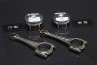 新たに2リッターエンジン用に開発されたピストンとコンロッド。写真右側が改良後のもので、ピストンは1個あたり27g、コンロッドは同41g軽く仕上がっている。