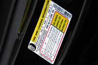 Bピラーの下部に「ラプター」のタイヤインフォメーションを発見。純正タイヤの仕様はLT315/70R17C 113/110S、指定空気圧は260kPaだった。ちなみに、米フォードのオフィシャル写真を超拡大して調べたところ、このタイヤのロードレンジは「E」。タイヤの強度は、10P.R.の「トーヨーOPEN COUNTRY R/T」とほぼ同じのはずだ。だとしたら、なんでこんなに空気圧が違うのだろう？　同じオフロードタイヤでも、タイヤの性格がずいぶん違うのかな？