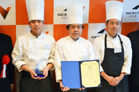 最優秀賞を獲得した尼御前SA（上り）のスタッフ。中央に立つのが料理長の福井敏裕さん。