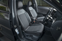 「TDI Rライン」と「TDIスポーツ」には、表皮の意匠は異なるものの、ともにスポーツシートが装備される。TDIスポーツにオプションで用意されるヒーター付きレザーシートは、TDI Rラインでは選択できない。
