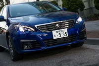 ヘッドランプユニットの上辺には小さなLED球を並べたデイタイムランニングライトが備わっている。