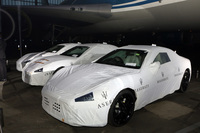 チャーター機で空輸された、ファーストオーダー分の「グラントゥーリズモ」と「グランカブリオ」。