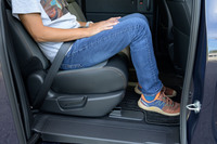 大がかりなアレンジができることの弊害なのか、後席は床面と座面との高低差が十分ではない。身長178cmの人が座ると、ご覧のように膝が浮いてしまう。