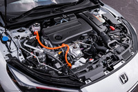 アトキンソンサイクルの2リッター直4直噴エンジンに、ホンダ独自の2モーター内蔵のCVTを組み合わせたハイブリッドシステム「e：HEV」を搭載。エンジン単体で最高出力141PS、最大トルク182N・mを、モーター単体で同184PS、同315N・mを発生する。