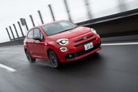 国内では2020年8月22日に発売された「フィアット500Xスポーツ」。車両本体価格は344万円。