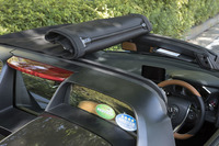 「ロールトップ」と呼ばれるルーフは、文字通り巻き取って収納する。装着するときに前後を間違えないよう、裏面には「FRONT」「REAR」と表記されている。