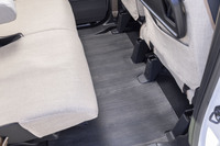 フロアカーペットマット（フローリングタイプ）は、フロントの消臭・抗菌加工された毛足のしっかりとしたプレミアムタイプと、リアのダークブラウン木目調フローリングタイプをセットにしたアイテム。リアには床が汚れてもサッと拭き取れるような表面処理が施されている。