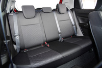 前後乗員間の距離は先代モデル比で10mm広がり、後席の足元に少しではあるが余裕が生まれている。
	 