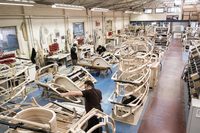 他社供給のドライブトレインを除くと、全てが「木とアルミと革でできている」と表されるモーガン。その製造は、全て職人の手作業によって行われる。