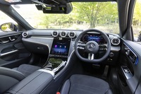 ラインナップで一番安い「C200ステーションワゴン スポーツ」だが、内装はメルセデスの名にふさわしい立派な仕立て。ダッシュボードにはウッドトリムがあしらわれる。