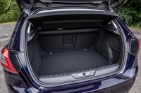 「308」の荷室容量は通常使用時で420リッター。そのうち22リッターが床収納部分になっており、工具や小物類の整理・収納が可能。荷室の左右計4カ所に荷物の固定用リングも備わる。