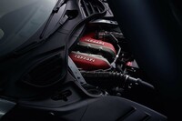 ボンネットは前ヒンジで開閉する。その下には自然吸気のV12エンジンが縦置きされる。