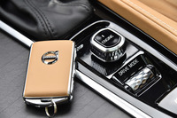 シフトセレクターの後ろに備わるエンジンのスタートスイッチ。右にひねるとエンジンがかかる。