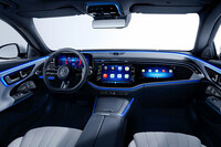 「メルセデス・ベンツEクラス」のインテリア。　
	ほった「……まぁ、光りもののセンスはベンツもビーエムも一緒って感じですね」