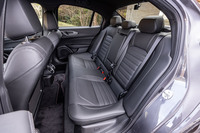 「ジュリア クアドリフォリオ エストレマ」のリアシートは3人掛け。フロントシートと同じブラックのレザーで覆われている。