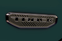 「コマンダー トラックエディション」に備わる「TRACK」バッジ。